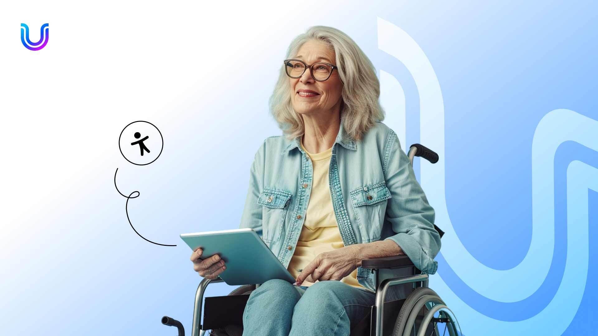 Ältere Frau im Rollstuhl mit Tablet, lächelnd, vor blauem Hintergrund mit UserWay-Logo und Symbol